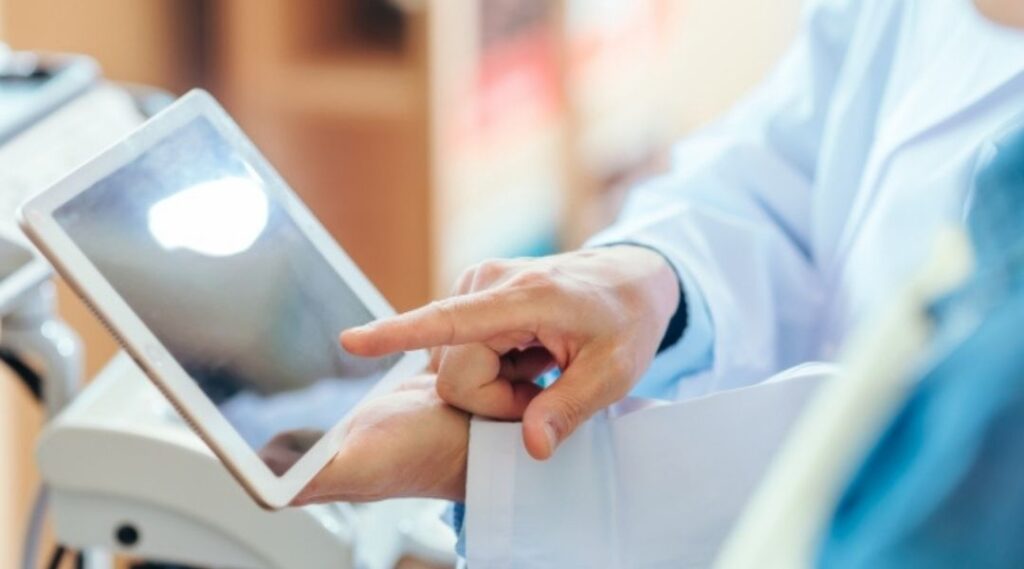 歯科医院での無料カウンセリングでインプラントの費用や不安を相談する様子