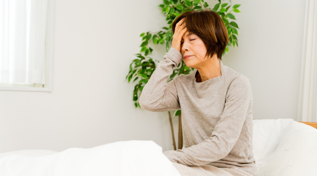 入れ歯の痛みを放置することで起こる歯茎の炎症や顎の骨が痩せるリスクのイメージ