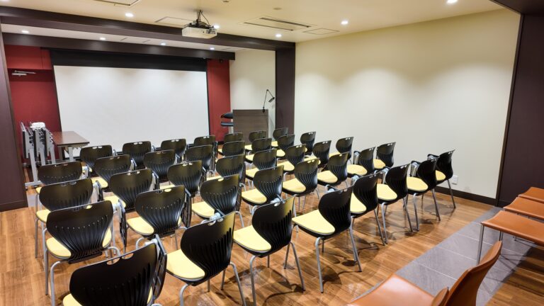 外部セミナーや学会参加による知識共有の様子